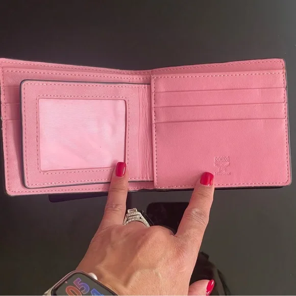SOLD‼️. NEW MCM LIMITED EDITION PINK BUNNY VISETTOS LEATHER WALLET - Picture 4 of 12